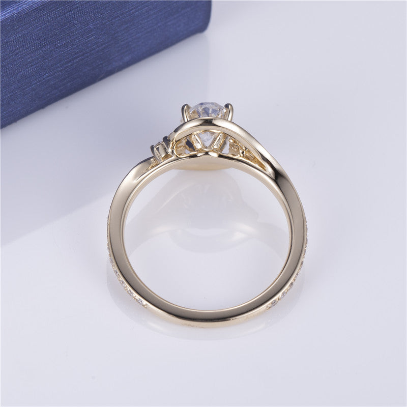 Eco-568: Remolino de Luz – Anillo con halo de diamantes ovalados cultivados en laboratorio en oro amarillo de 18 quilates 