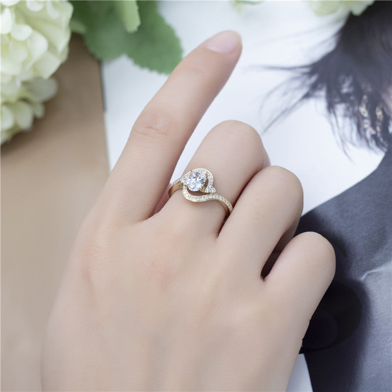 Eco-568: Remolino de Luz – Anillo con halo de diamantes ovalados cultivados en laboratorio en oro amarillo de 18 quilates 