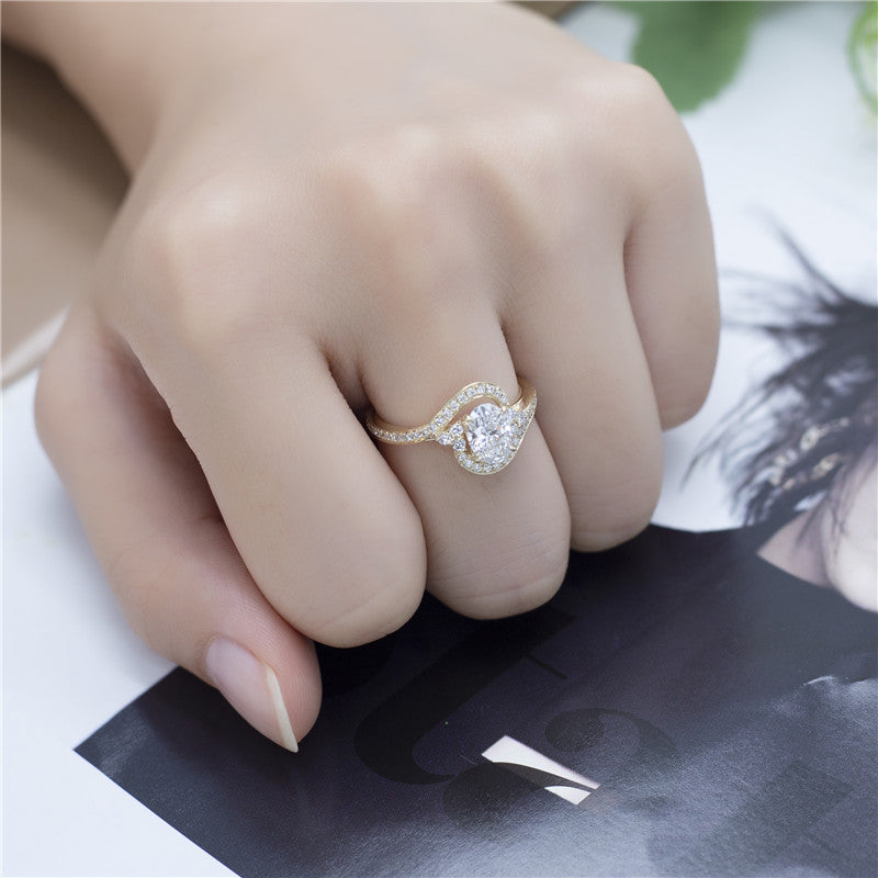 Eco-568: Remolino de Luz – Anillo con halo de diamantes ovalados cultivados en laboratorio en oro amarillo de 18 quilates 