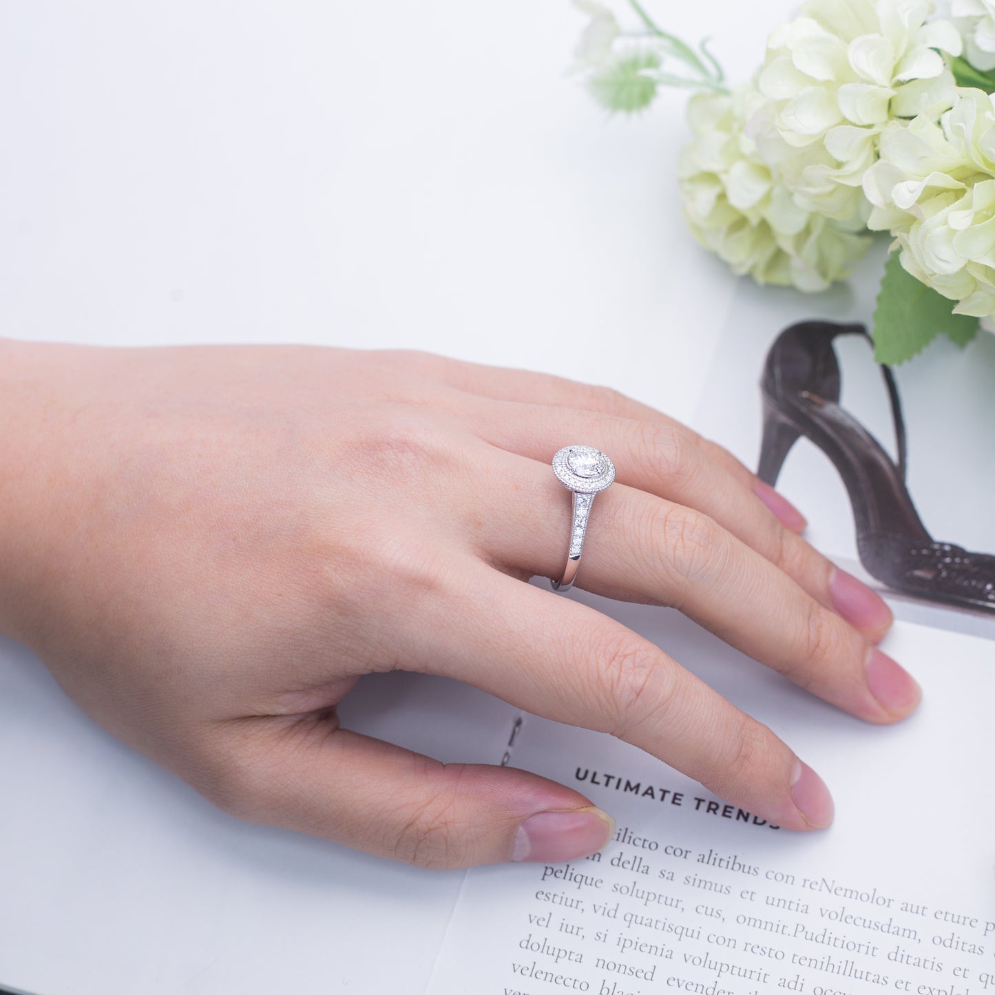 Eco-659: Celestial Bloom – Anillo de doble halo de diamantes cultivados en laboratorio en oro blanco de 18 quilates 