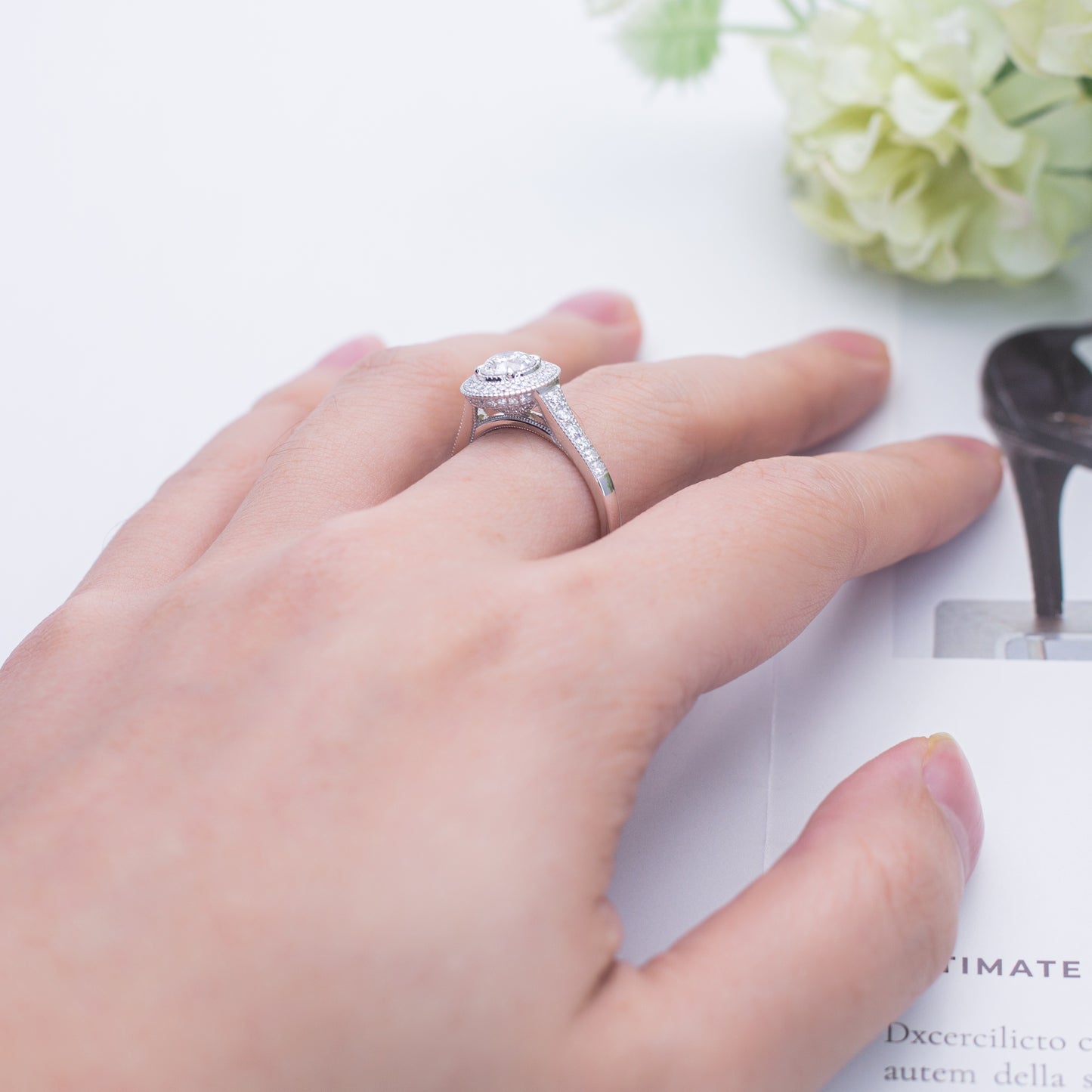 Eco-659: Celestial Bloom – Anillo de doble halo de diamantes cultivados en laboratorio en oro blanco de 18 quilates 