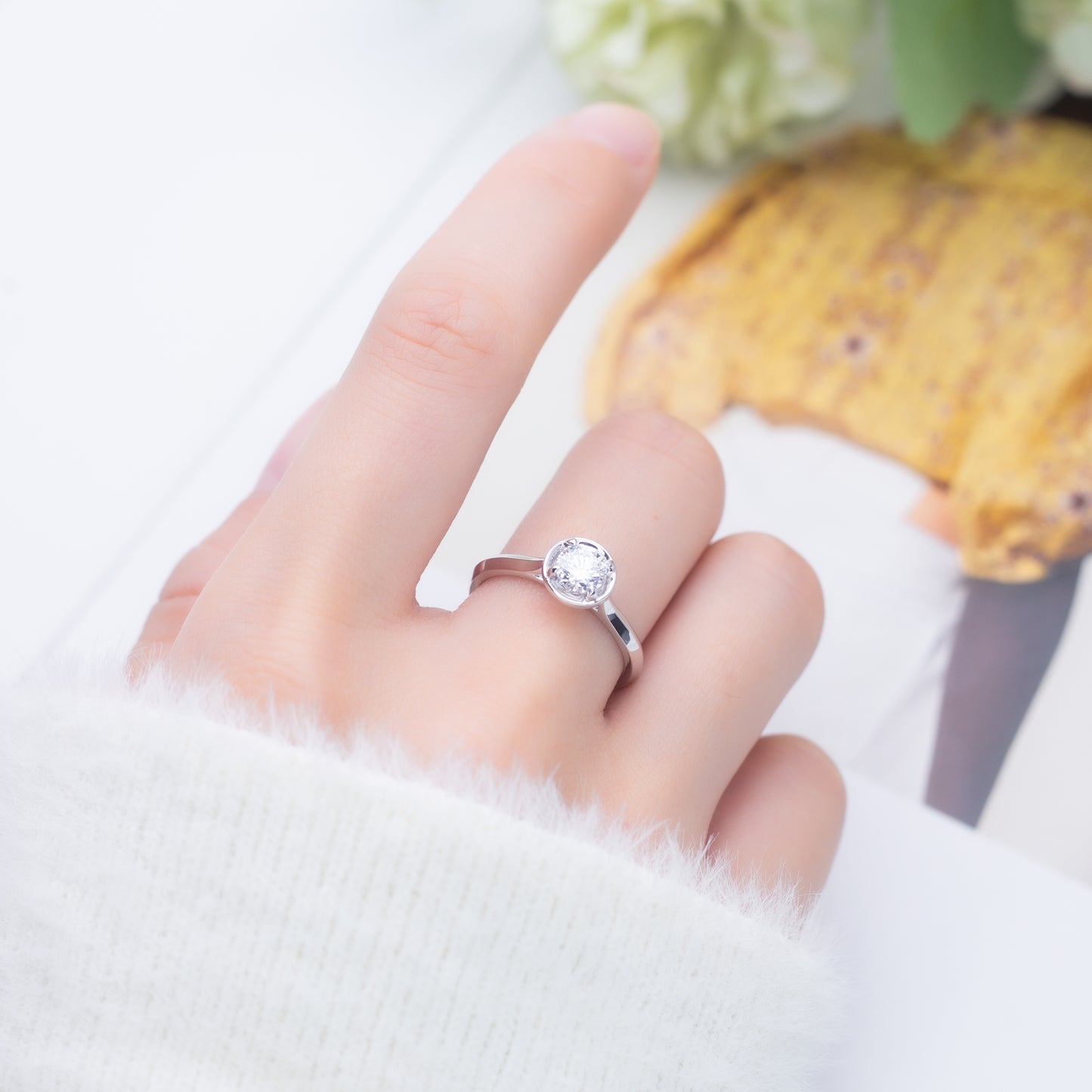 Eco-662: Still Orbit – Anillo solitario con bisel de diamantes cultivados en laboratorio en oro blanco de 18 quilates