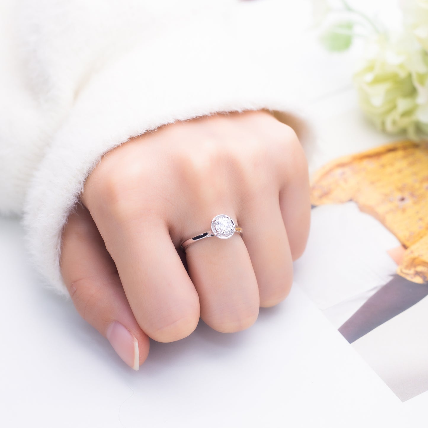 Eco-662: Still Orbit – Anillo solitario con bisel de diamantes cultivados en laboratorio en oro blanco de 18 quilates