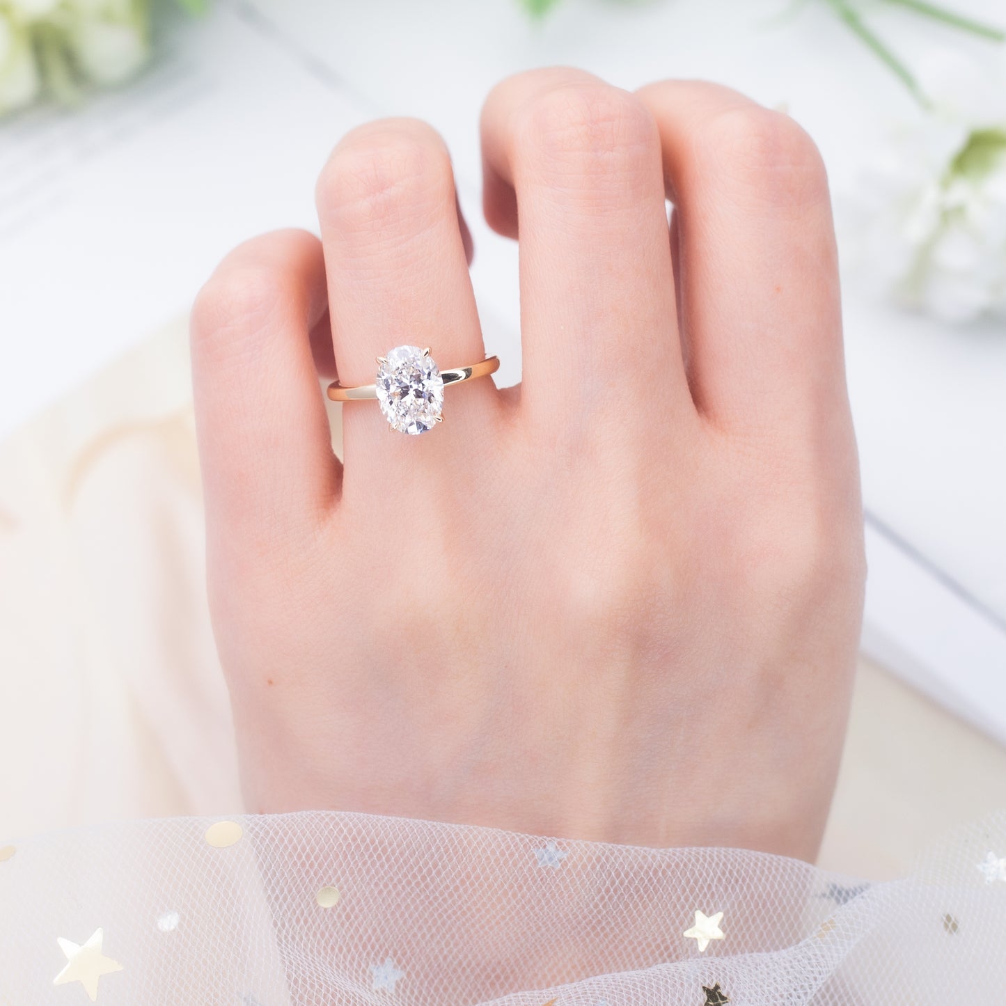 Eco-664: Elipse dorada – Anillo solitario con diamante ovalado cultivado en laboratorio en oro amarillo de 18 quilates