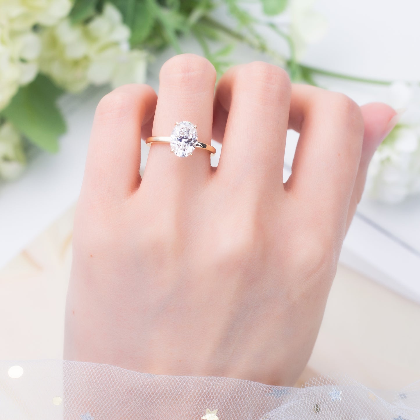 Eco-664: Elipse dorada – Anillo solitario con diamante ovalado cultivado en laboratorio en oro amarillo de 18 quilates