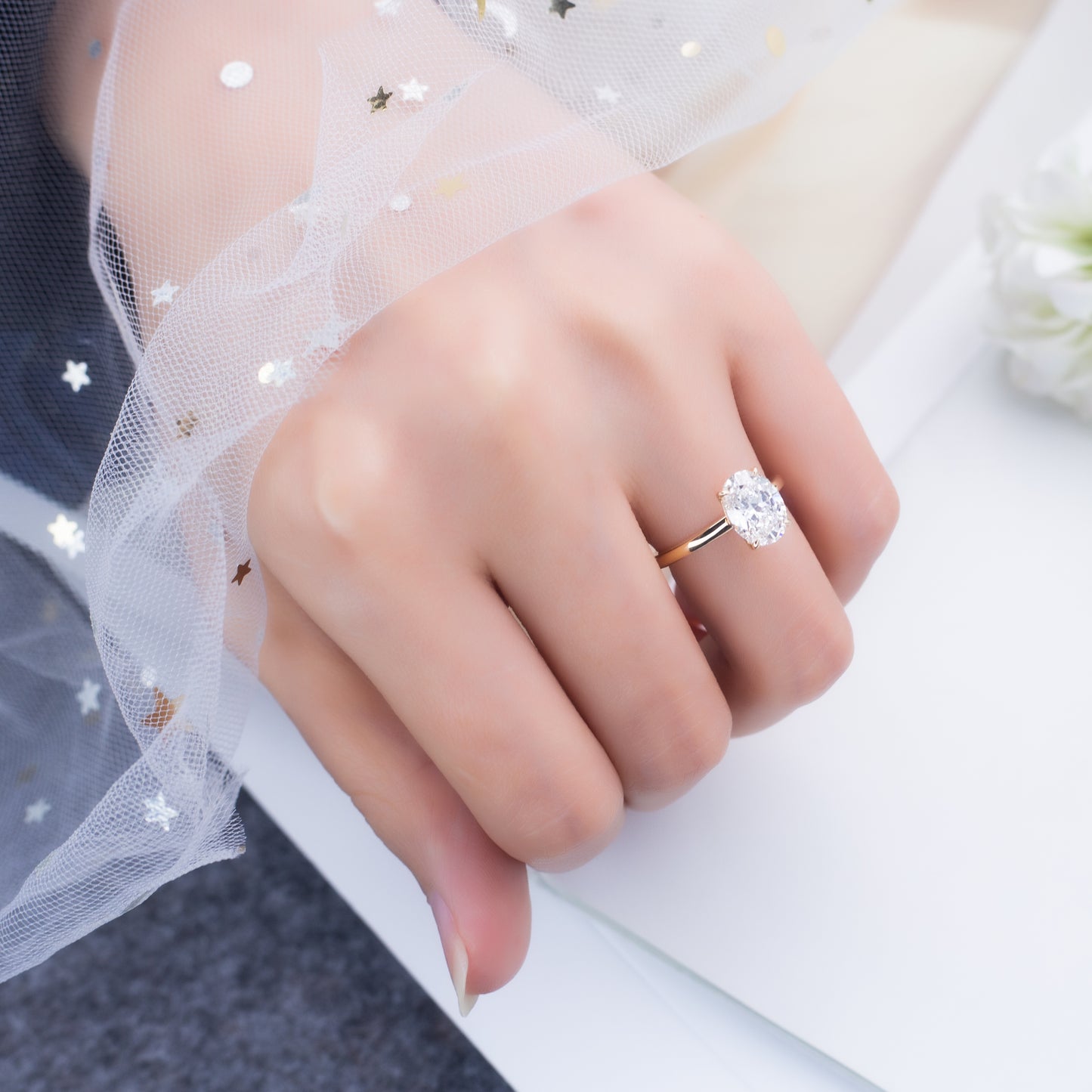 Eco-664: Elipse dorada – Anillo solitario con diamante ovalado cultivado en laboratorio en oro amarillo de 18 quilates