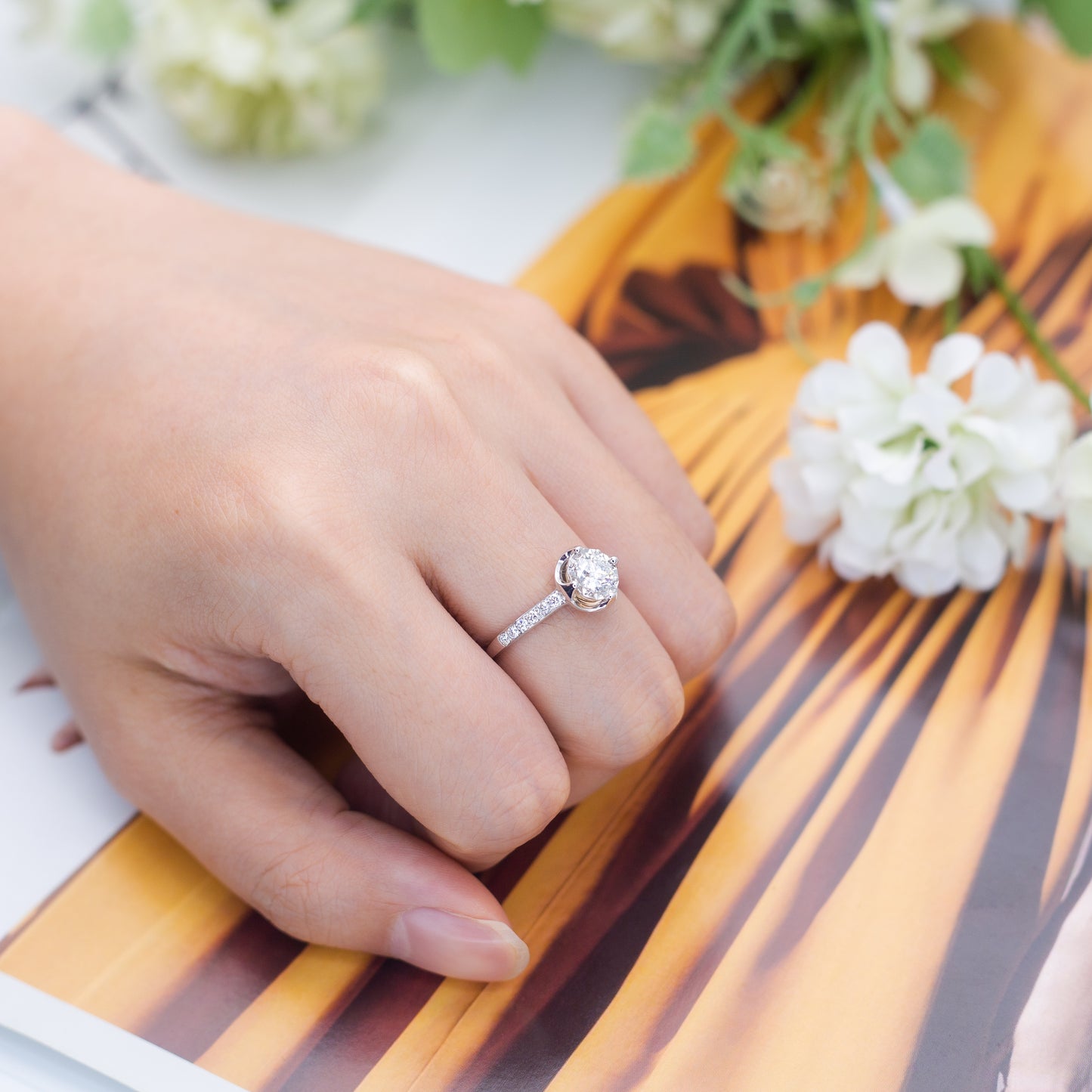 Eco-671: ペタルラディアンス – ラボグロウンクッションハローリング（18Kホワイトゴールド）