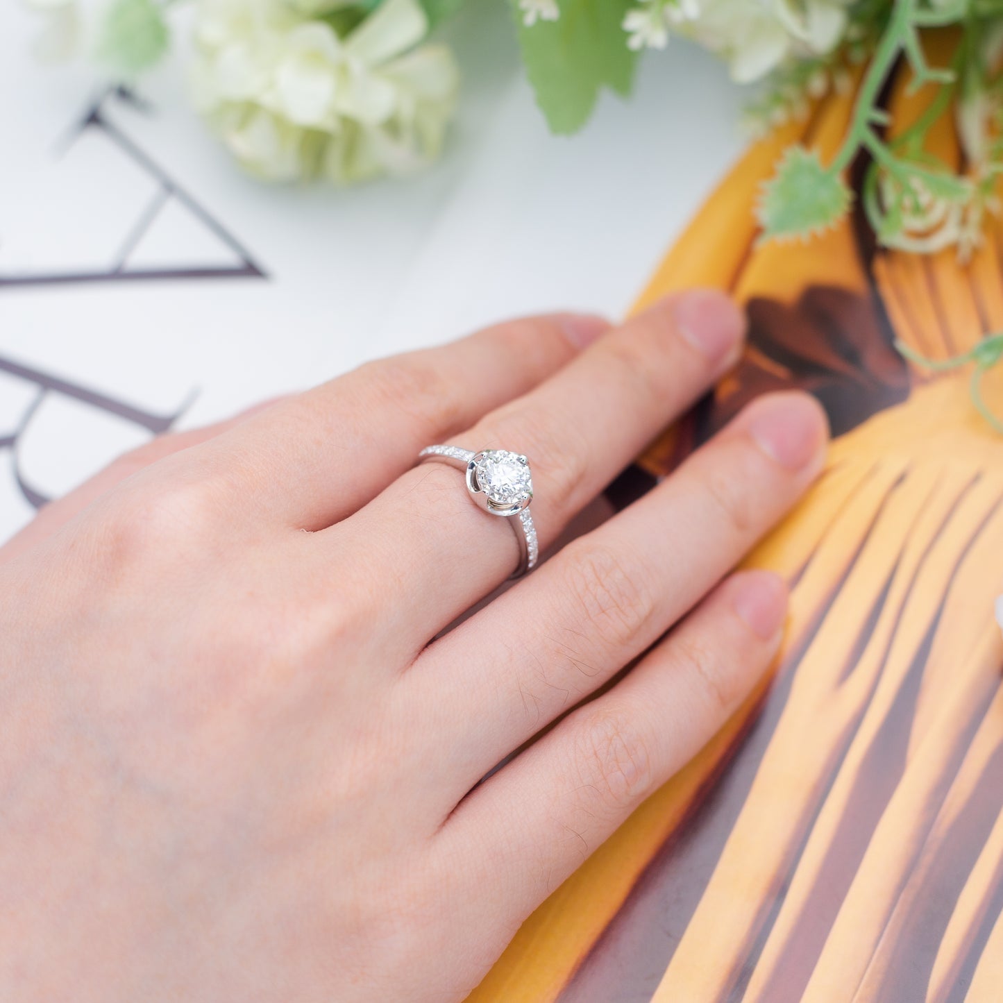 Eco-671: ペタルラディアンス – ラボグロウンクッションハローリング（18Kホワイトゴールド）