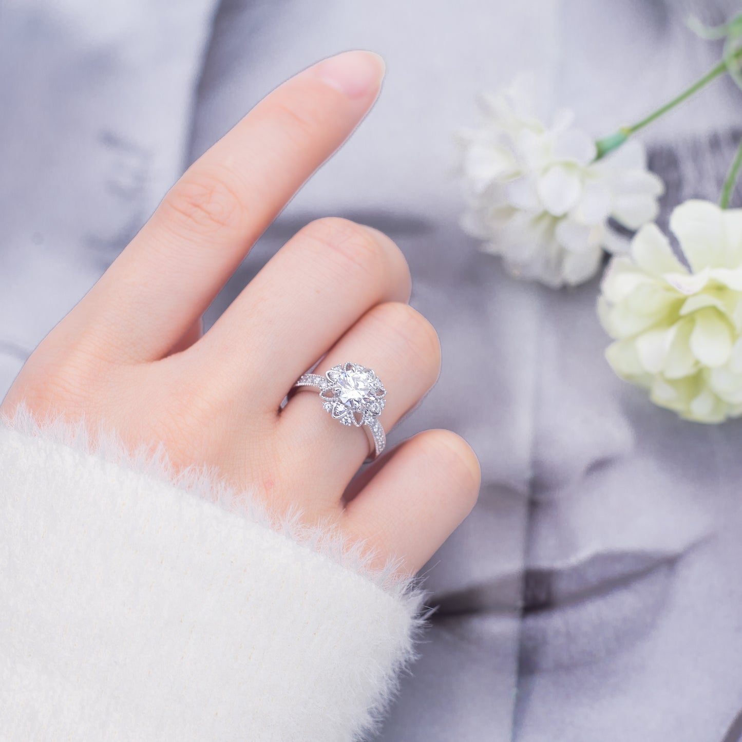 Eco-672: 咲き誇る光 – ラボグロウンダイヤモンド ペタルハローリング 18Kホワイトゴールド