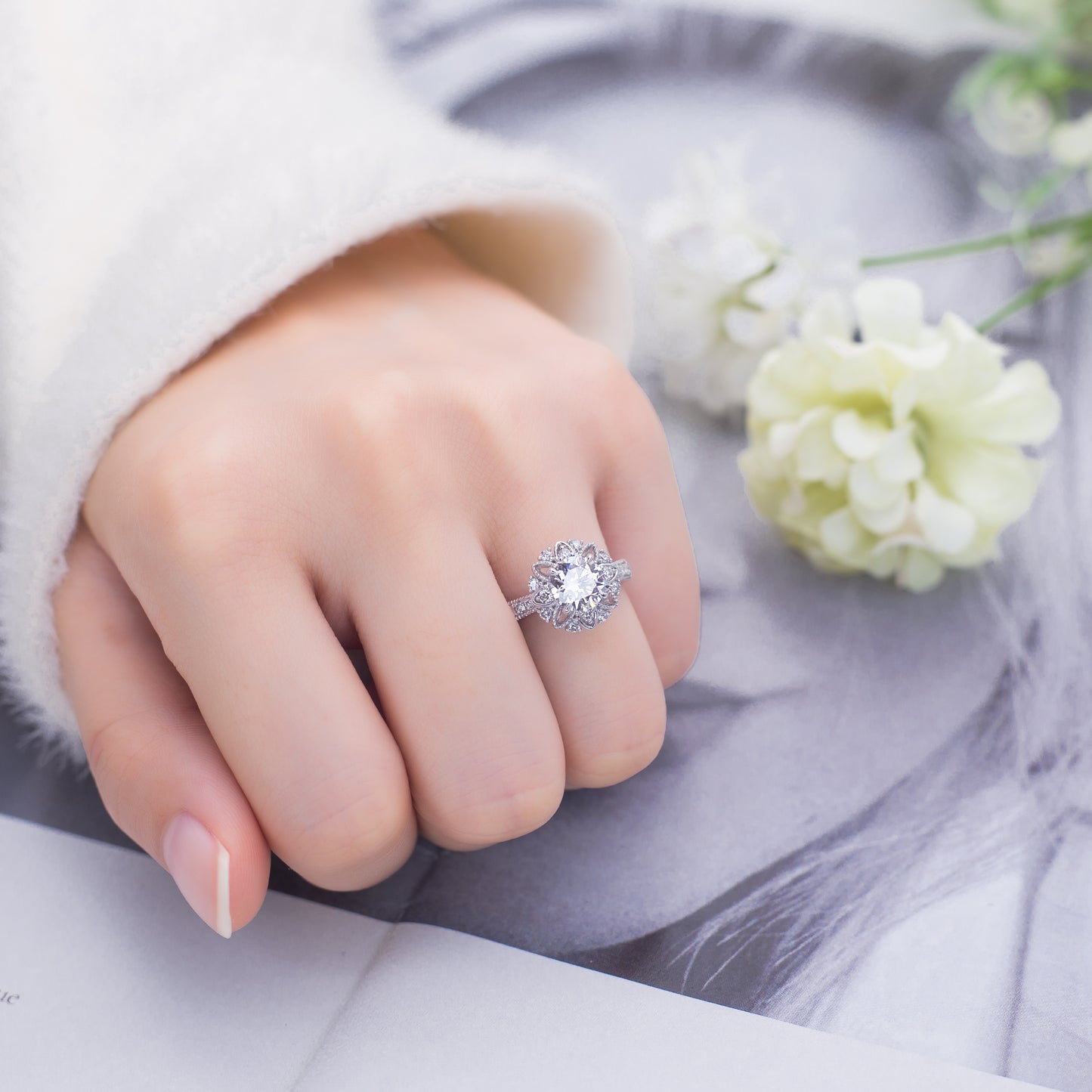 Eco-672: 咲き誇る光 – ラボグロウンダイヤモンド ペタルハローリング 18Kホワイトゴールド