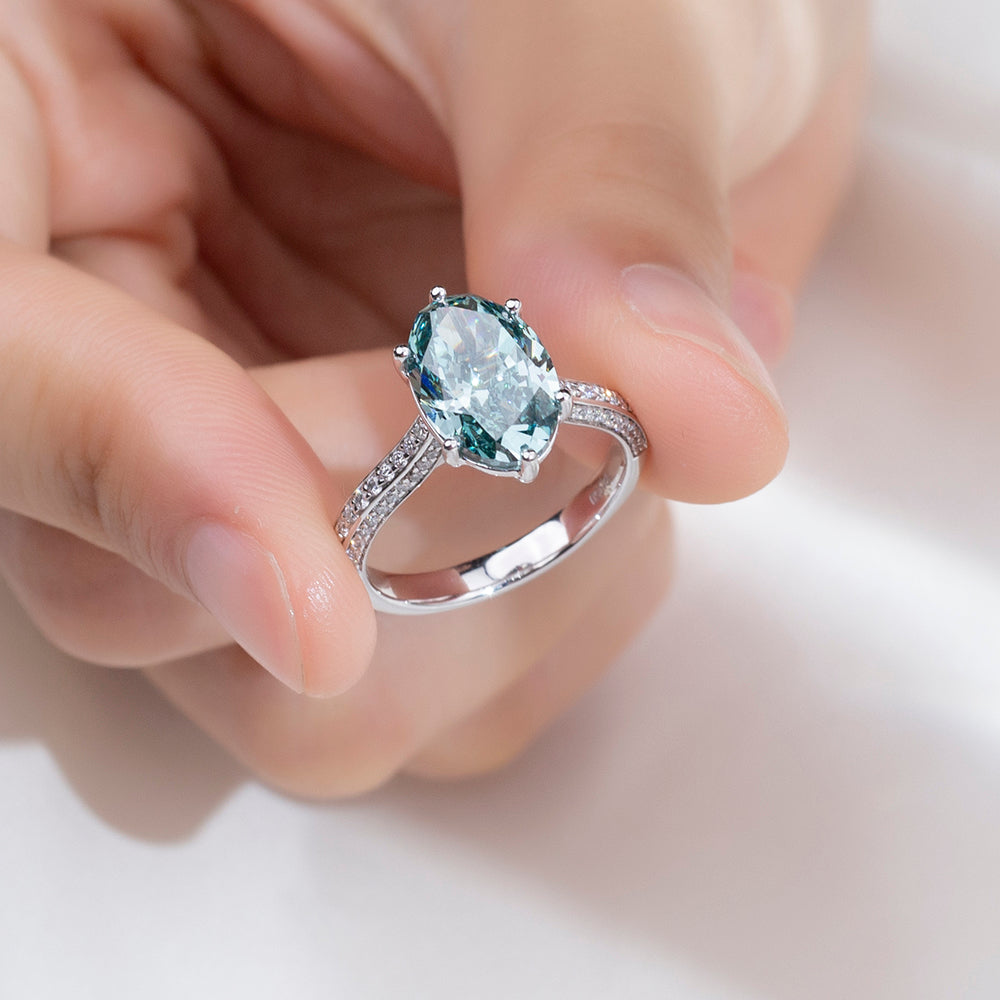 Eco-1834: Gota Celestial – Anillo con halo de diamantes azules cultivados en laboratorio en oro blanco de 18 quilates 