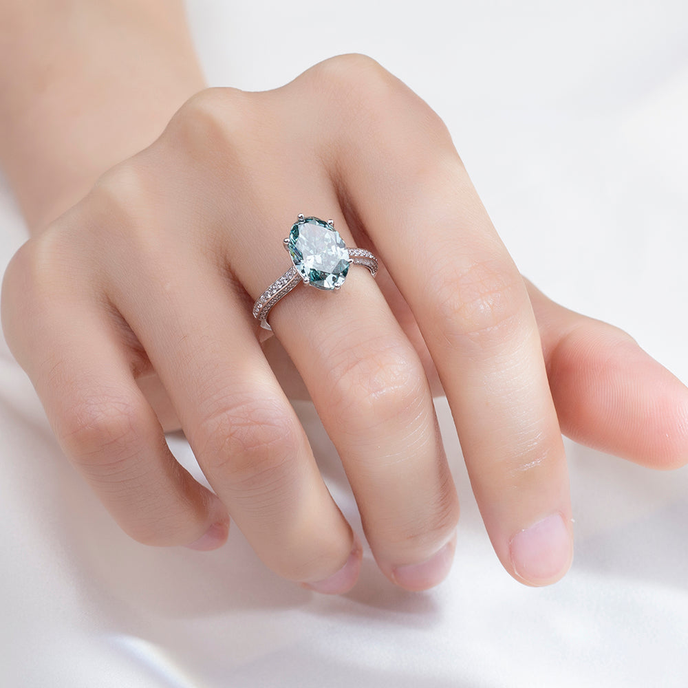 Eco-1834: Gota Celestial – Anillo con halo de diamantes azules cultivados en laboratorio en oro blanco de 18 quilates 