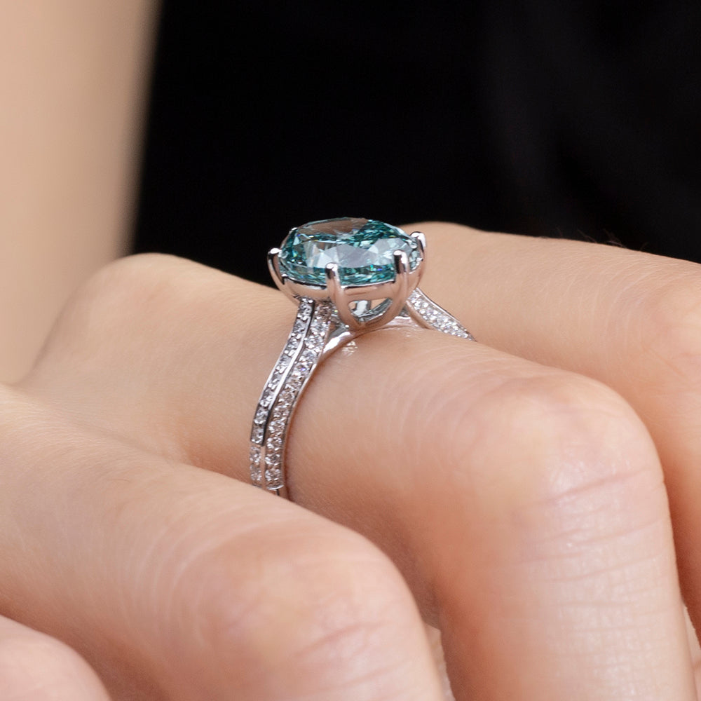 Eco-1834: Gota Celestial – Anillo con halo de diamantes azules cultivados en laboratorio en oro blanco de 18 quilates 