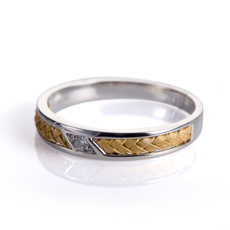 Harley-180: Woven Vow – ラボグロウンダイヤモンドテクスチャードバンド（18Kホワイト＆イエローゴールド）