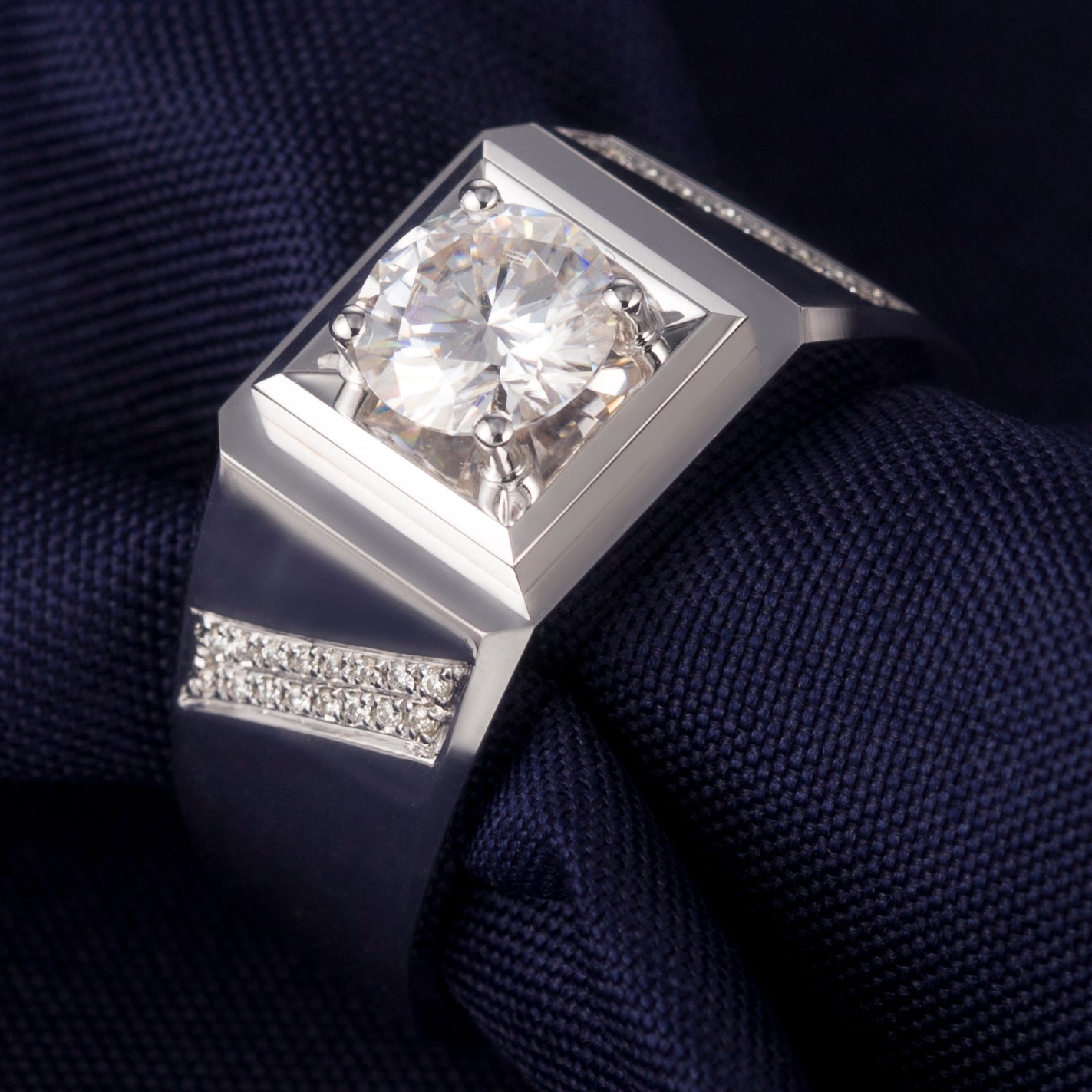 Harley-023: Valor geométrico – Anillo con bisel de diamantes cultivados en laboratorio en oro blanco de 18 quilates