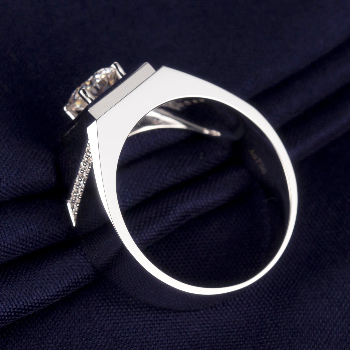 Harley-023: Valor geométrico – Anillo con bisel de diamantes cultivados en laboratorio en oro blanco de 18 quilates