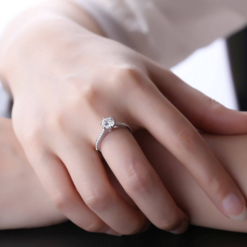 Eco—029:1.0ct D VS1 Round Cut Lab-Grown Diamond Ring in 18K White Gold By Ecogemma · IGI Certified