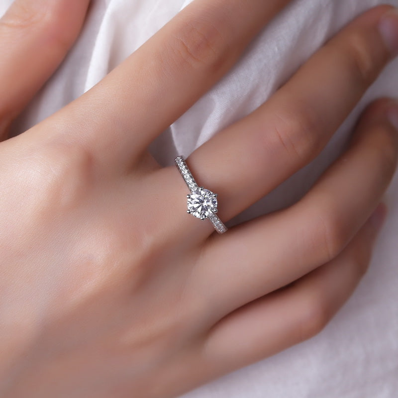 Eco—029:1.0ct D VS1 Round Cut Lab-Grown Diamond Ring in 18K White Gold By Ecogemma · IGI Certified