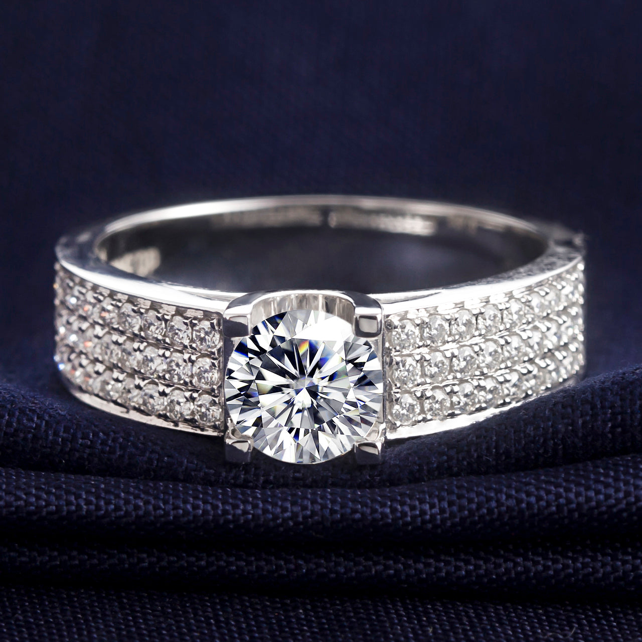 Harley-032: Voto geométrico: Anillo con bisel de diamantes cultivados en laboratorio en oro blanco de 18 quilates