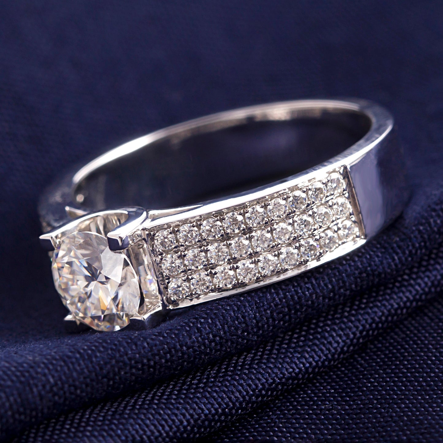 Harley-032: Voto geométrico: Anillo con bisel de diamantes cultivados en laboratorio en oro blanco de 18 quilates