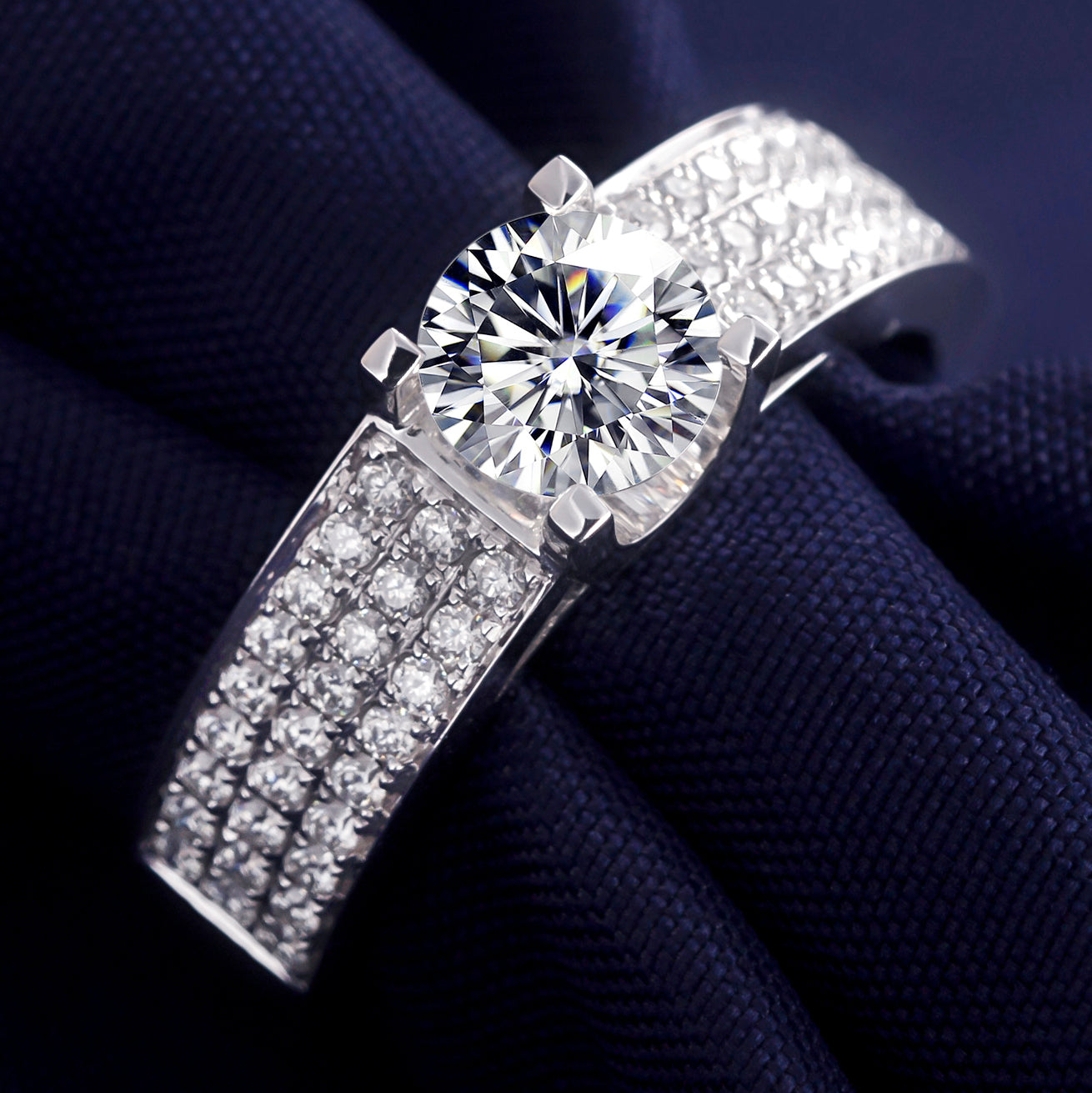 Harley-032: Voto geométrico: Anillo con bisel de diamantes cultivados en laboratorio en oro blanco de 18 quilates