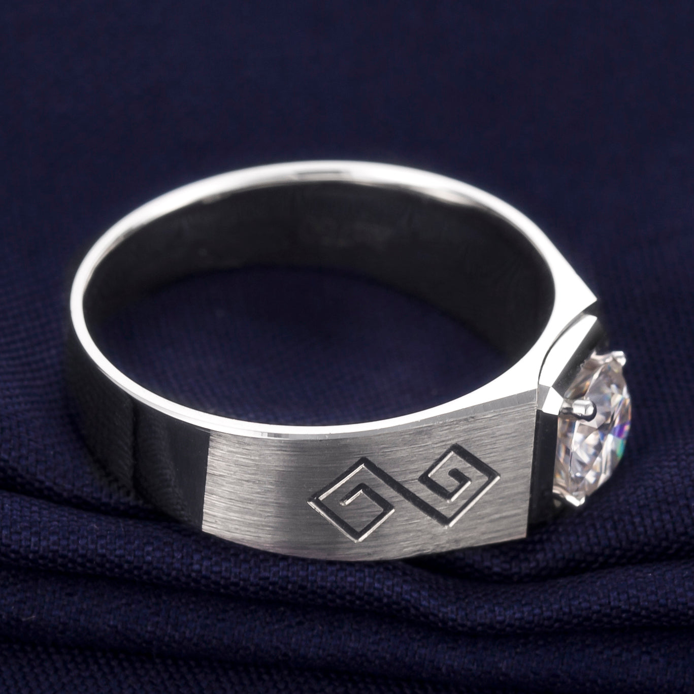 Harley-037: Mythos Lineage – Anillo de diamantes cultivados en laboratorio con grabado geométrico en oro blanco de 18 quilates