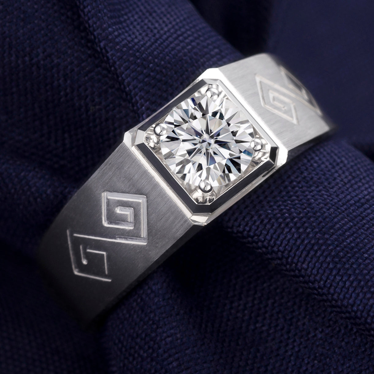 Harley-037: Mythos Lineage – Anillo de diamantes cultivados en laboratorio con grabado geométrico en oro blanco de 18 quilates