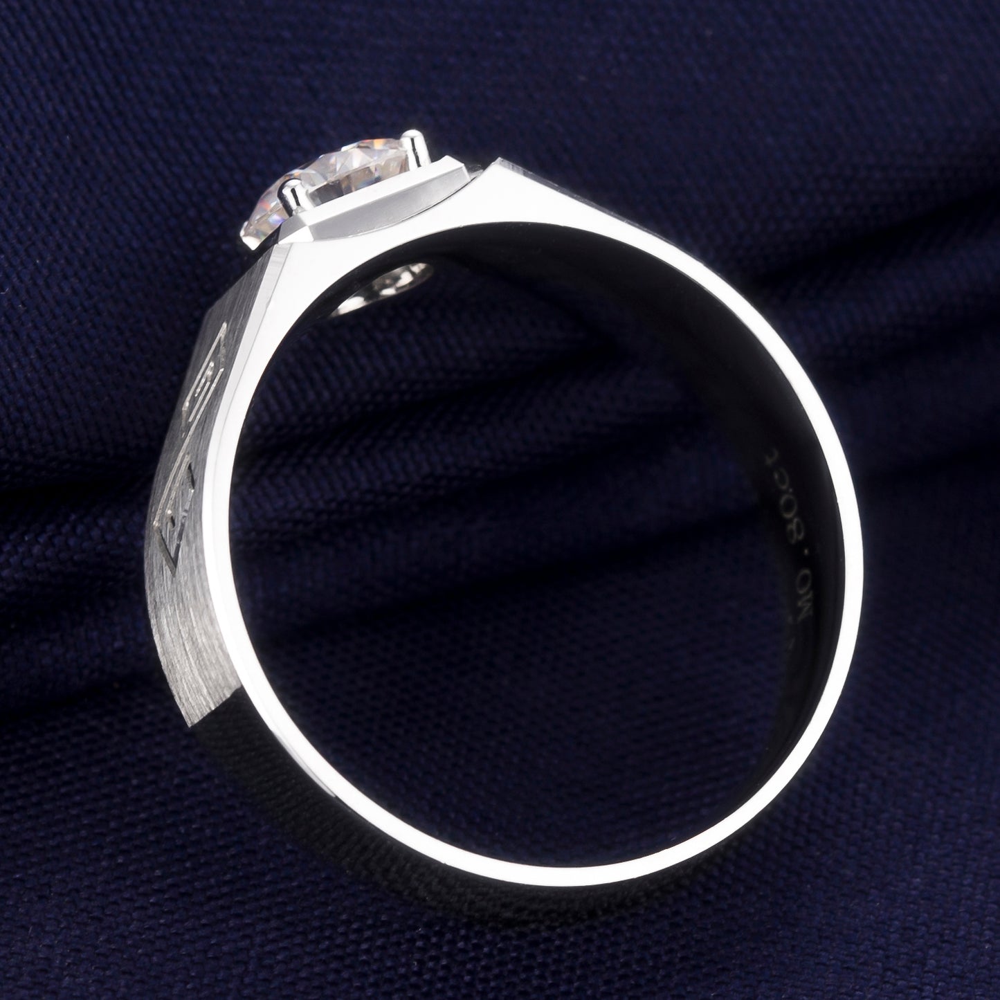 Harley-037: Mythos Lineage – Anillo de diamantes cultivados en laboratorio con grabado geométrico en oro blanco de 18 quilates