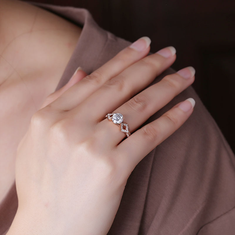Eco-053: 1ct D VVS1 Crossroads Lab-Grown Diamond Ring | 18K Gold | IGI Certified | Ecogemma