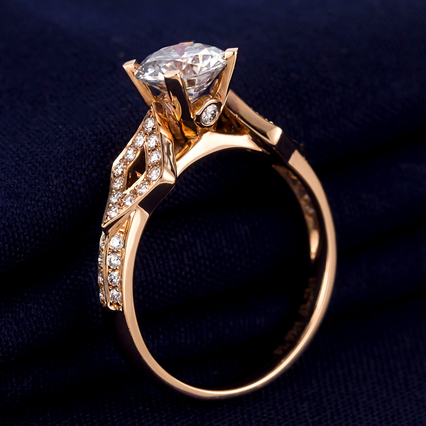 Eco-053: 1ct D VVS1 Crossroads Lab-Grown Diamond Ring | 18K Gold | IGI Certified | Ecogemma