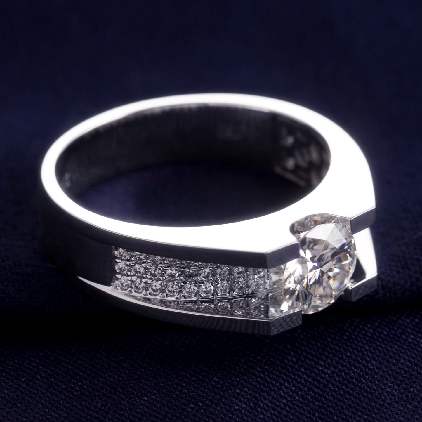 Harley-057: Axis of Light – Anillo con bisel pavé de diamantes cultivados en laboratorio en oro blanco de 18 quilates