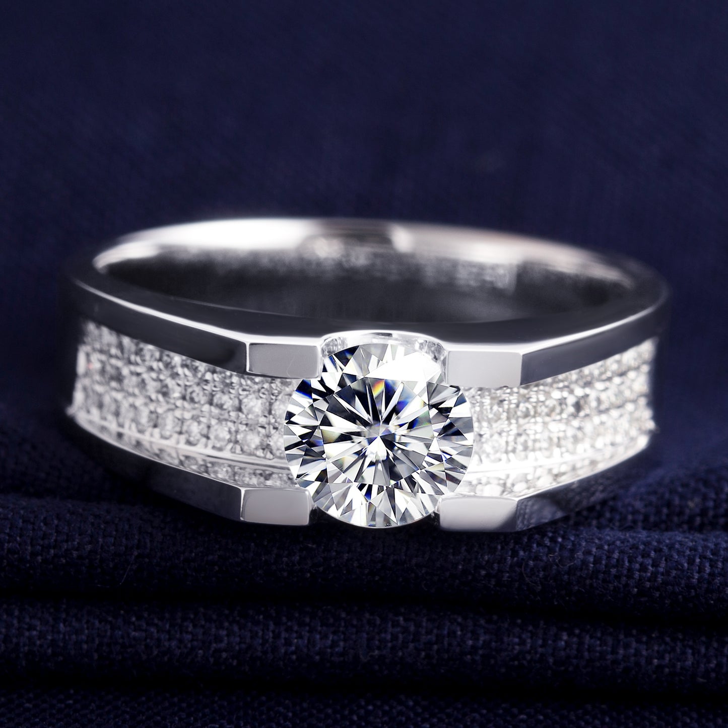 Harley-057: Axis of Light – Anillo con bisel pavé de diamantes cultivados en laboratorio en oro blanco de 18 quilates