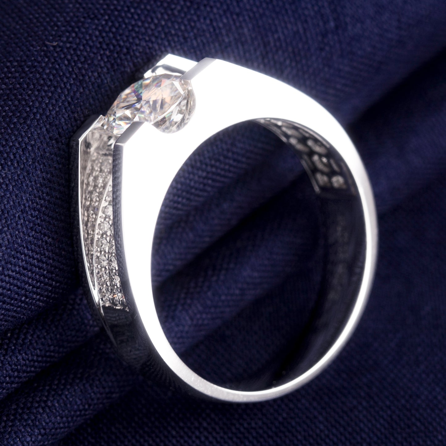 Harley-057: Axis of Light – Anillo con bisel pavé de diamantes cultivados en laboratorio en oro blanco de 18 quilates