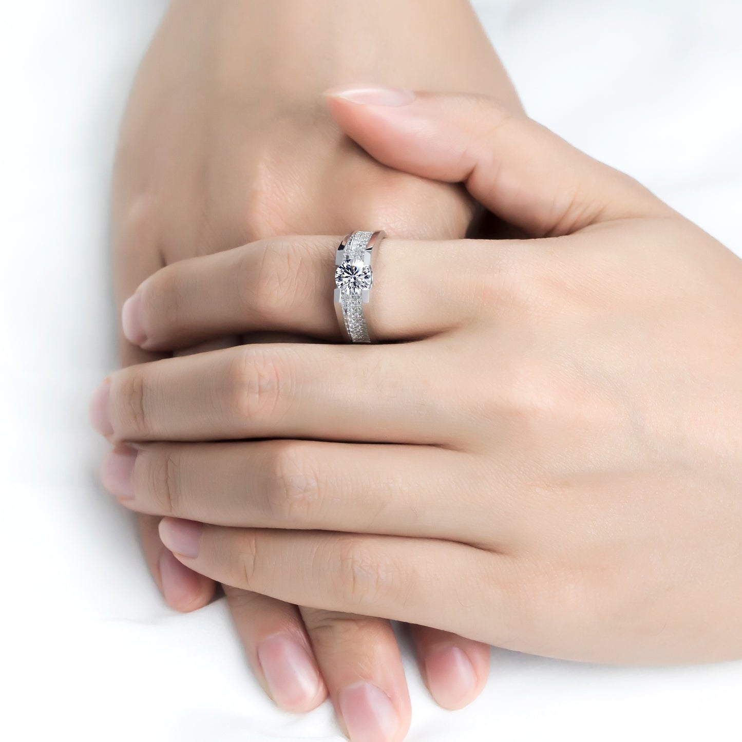 Harley-057: Axis of Light – Anillo con bisel pavé de diamantes cultivados en laboratorio en oro blanco de 18 quilates