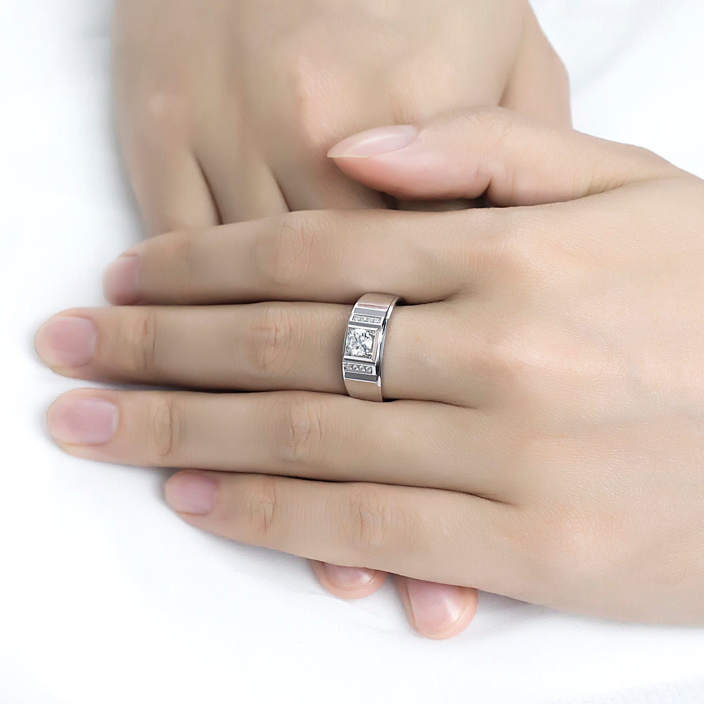 Harley-170: リニア・ラディアンス – 18Kホワイトゴールドのラボグロウンダイヤモンドトリオリング