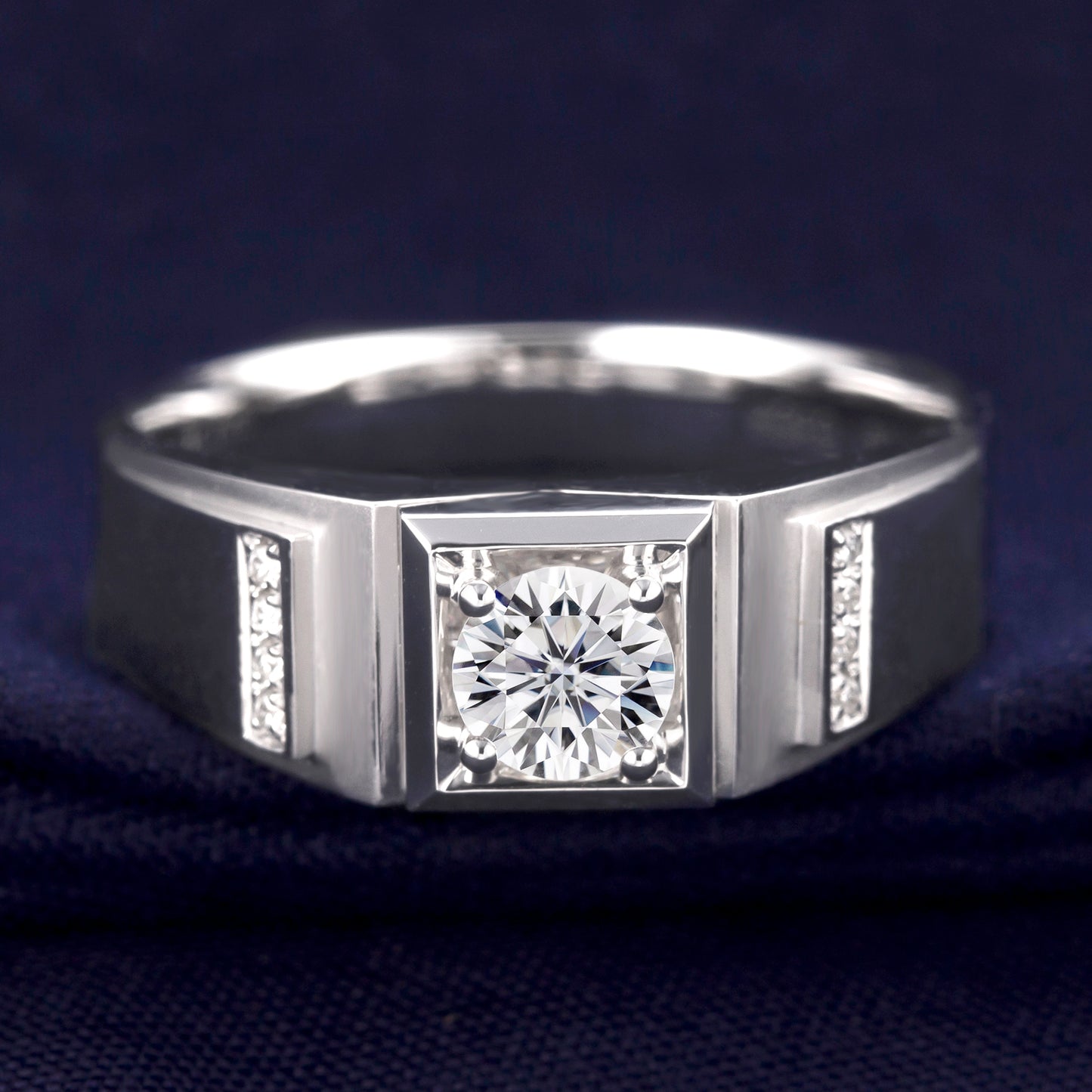 Harley-171: Línea Prisma – Anillo de canal de moissanita cultivada en laboratorio en oro blanco de 18 quilates