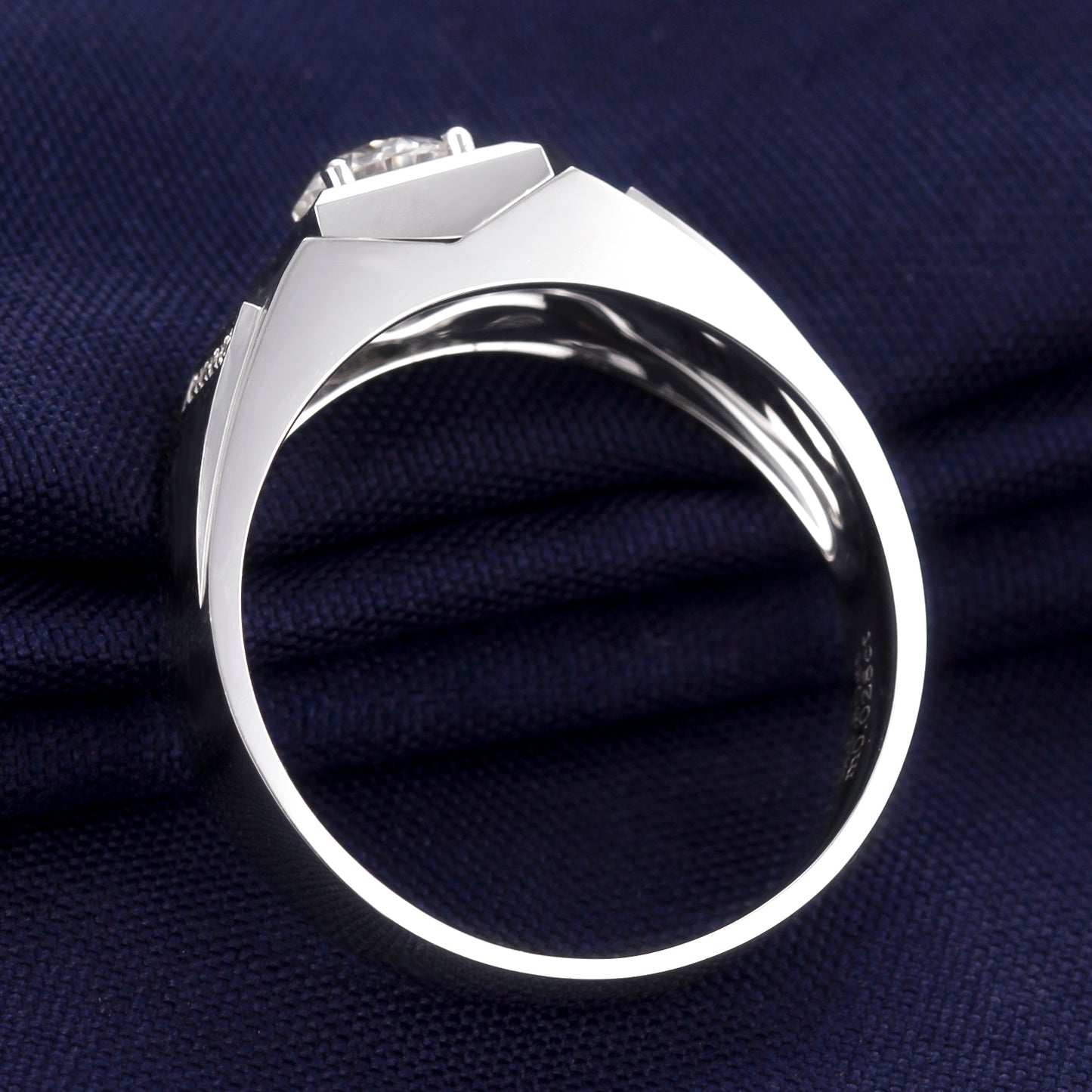 Harley-171: Línea Prisma – Anillo de canal de moissanita cultivada en laboratorio en oro blanco de 18 quilates