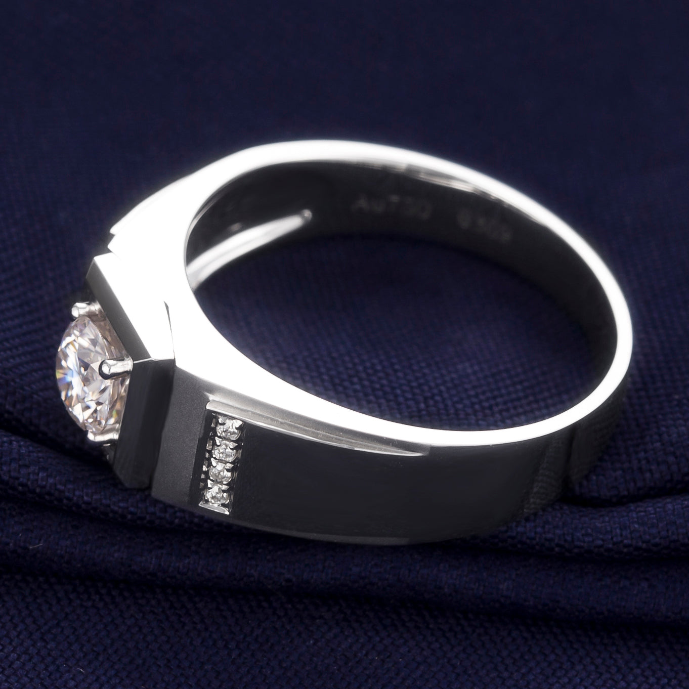 Harley-171: Línea Prisma – Anillo de canal de moissanita cultivada en laboratorio en oro blanco de 18 quilates