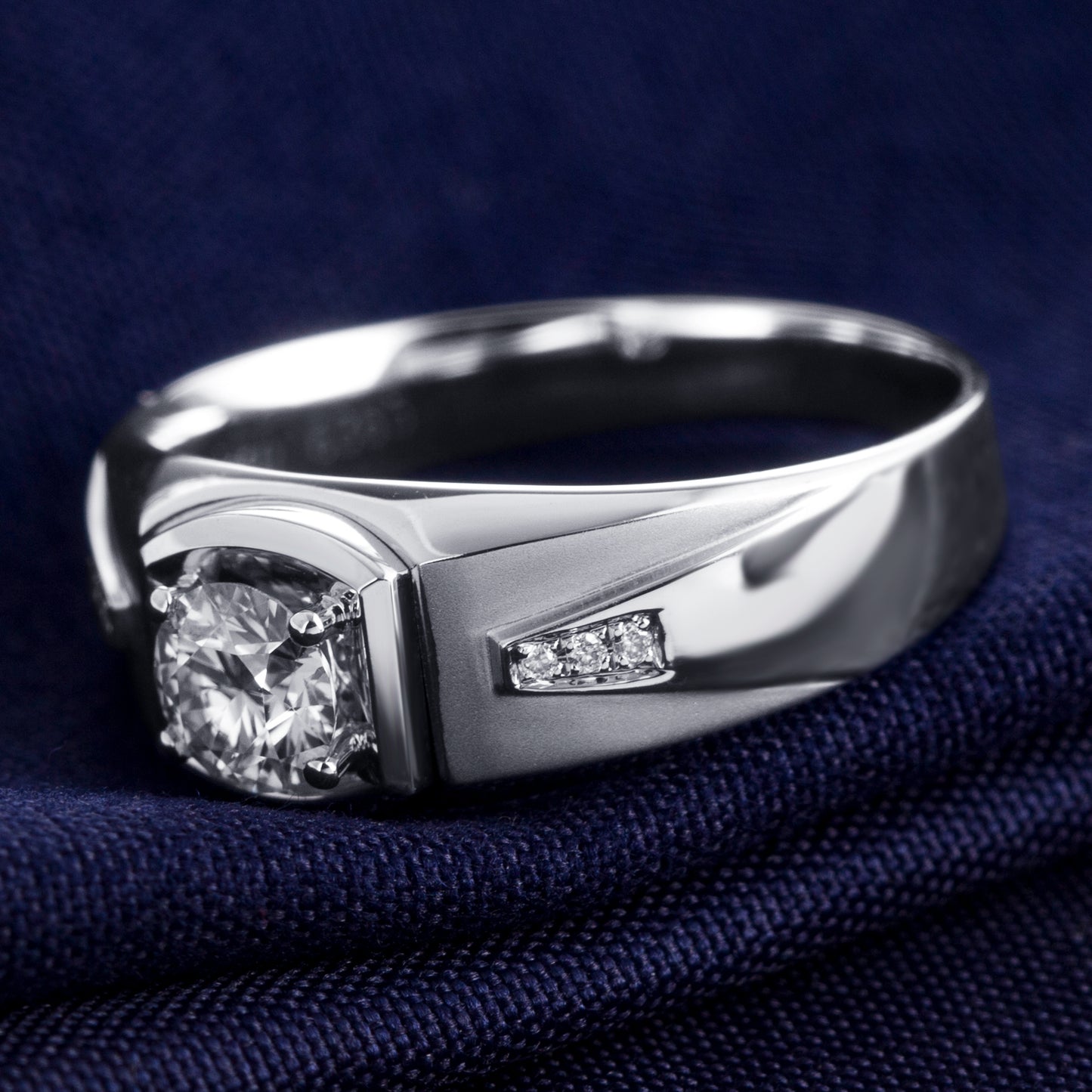 Harley-176: Corona Linear – Anillo con bisel de diamantes cultivados en laboratorio en oro blanco de 18 quilates