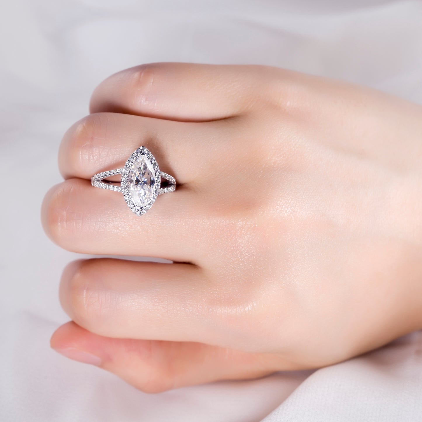 Eco-395: 光の翼 – ラボグロウンマーキスダイヤモンドハローリング（18Kホワイトゴールド） 