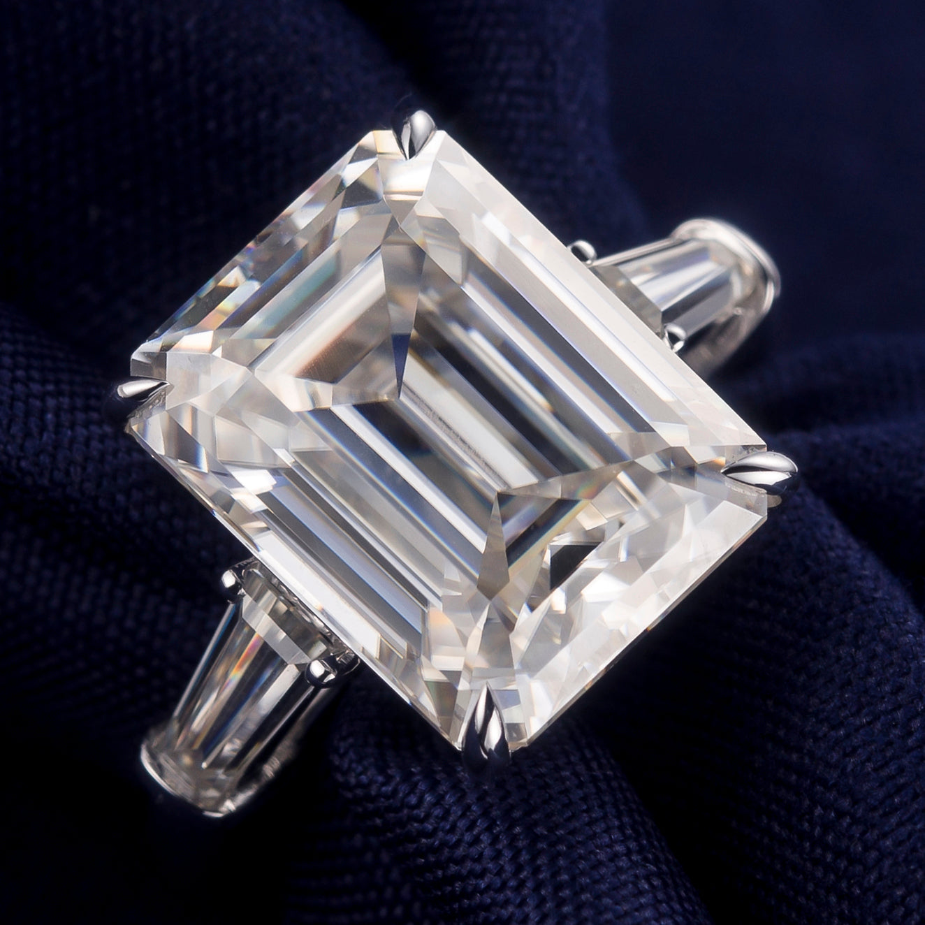 Eco-400: Gracia Lineal – Anillo de tres piedras con diamantes de talla esmeralda cultivados en laboratorio en oro blanco de 18 quilates 