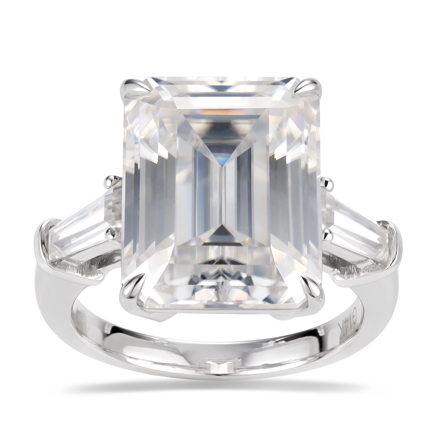 Eco-400: Gracia Lineal – Anillo de tres piedras con diamantes de talla esmeralda cultivados en laboratorio en oro blanco de 18 quilates 