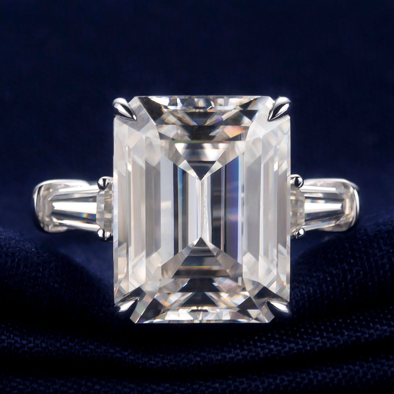 Eco-400: Gracia Lineal – Anillo de tres piedras con diamantes de talla esmeralda cultivados en laboratorio en oro blanco de 18 quilates 