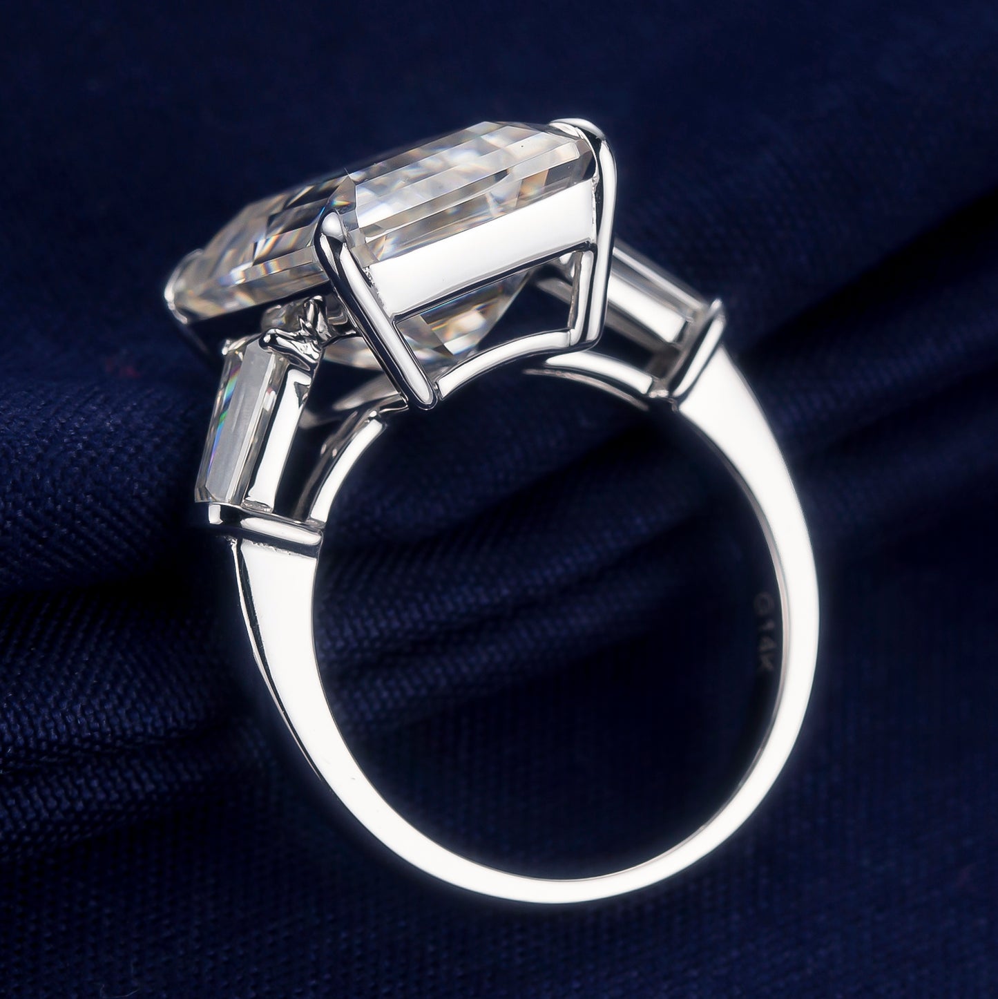 Eco-400: Gracia Lineal – Anillo de tres piedras con diamantes de talla esmeralda cultivados en laboratorio en oro blanco de 18 quilates 