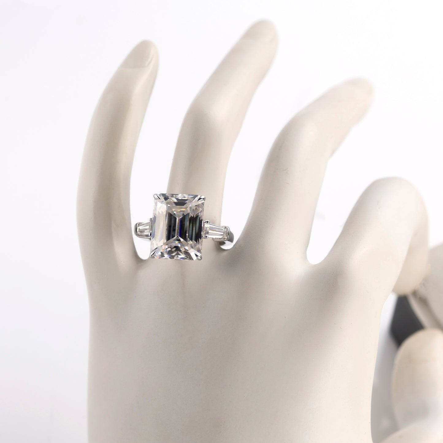 Eco-400: Gracia Lineal – Anillo de tres piedras con diamantes de talla esmeralda cultivados en laboratorio en oro blanco de 18 quilates 