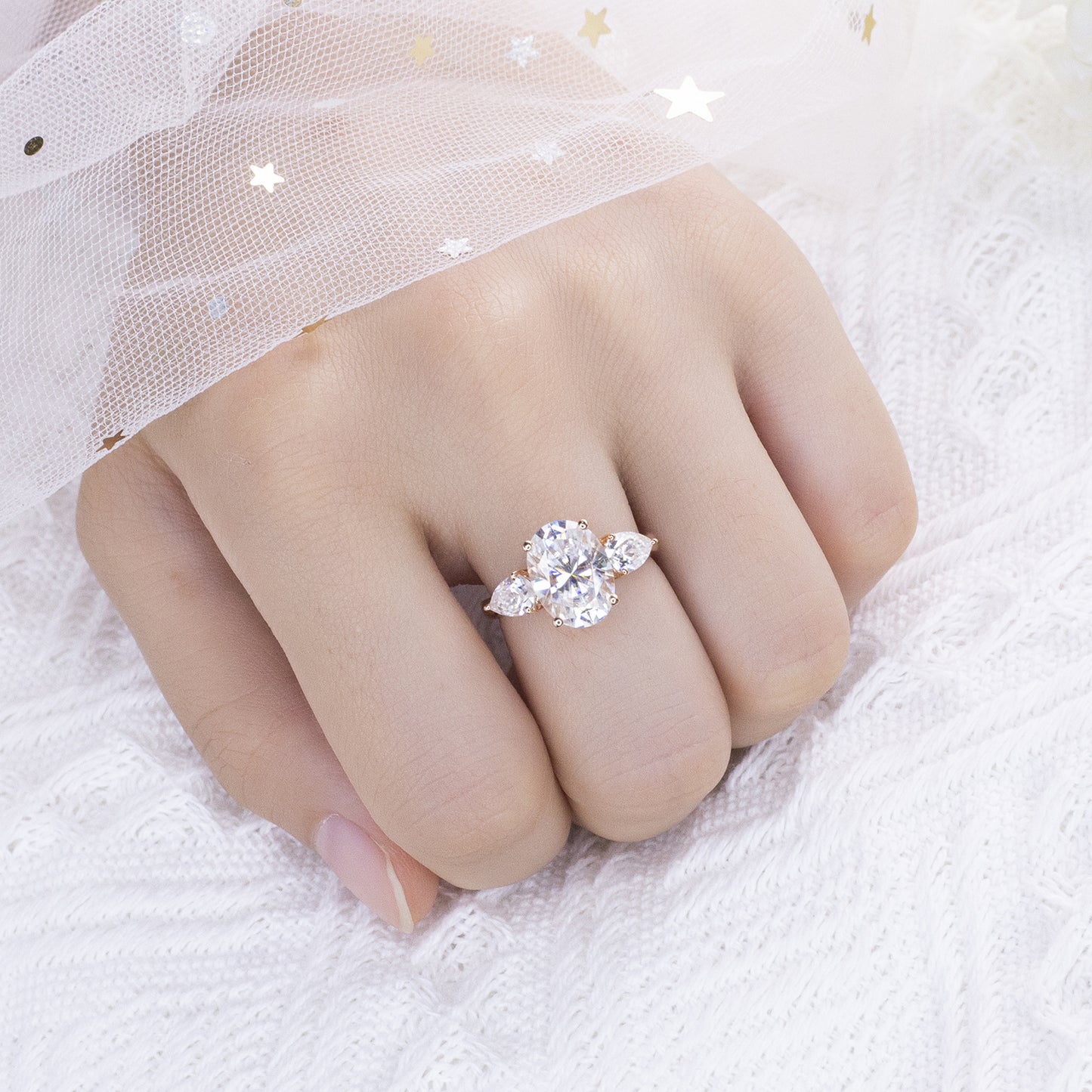 Eco-463: Golden Orbit – Anillo de tres piedras con diamantes ovalados y en forma de pera cultivados en laboratorio en oro amarillo de 18 quilates 