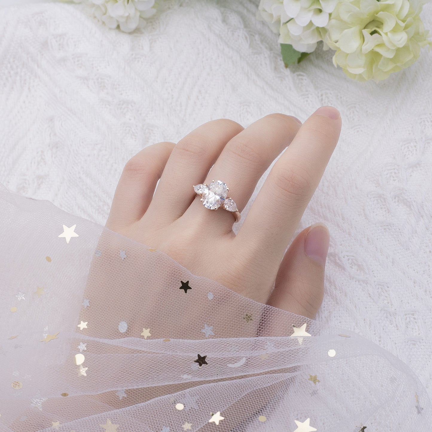 Eco-463: Golden Orbit – Anillo de tres piedras con diamantes ovalados y en forma de pera cultivados en laboratorio en oro amarillo de 18 quilates 