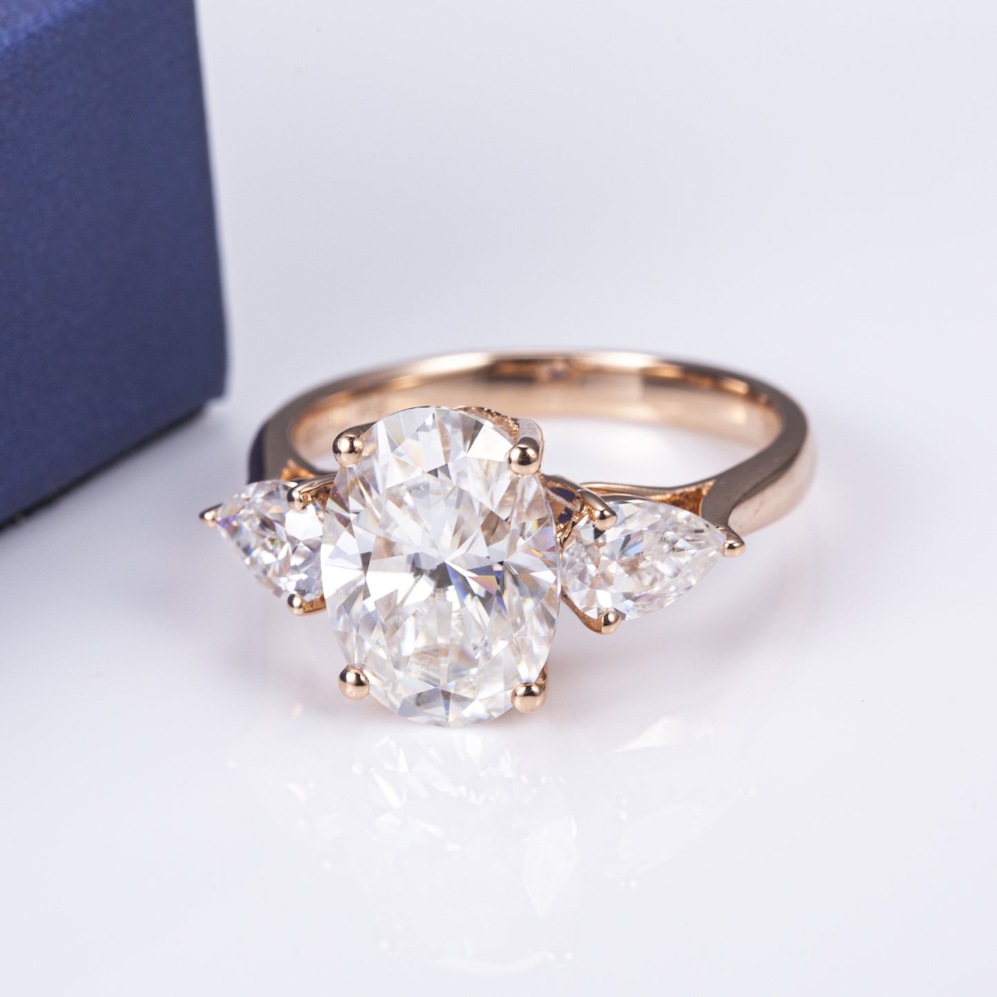 Eco-463: Golden Orbit – Anillo de tres piedras con diamantes ovalados y en forma de pera cultivados en laboratorio en oro amarillo de 18 quilates 