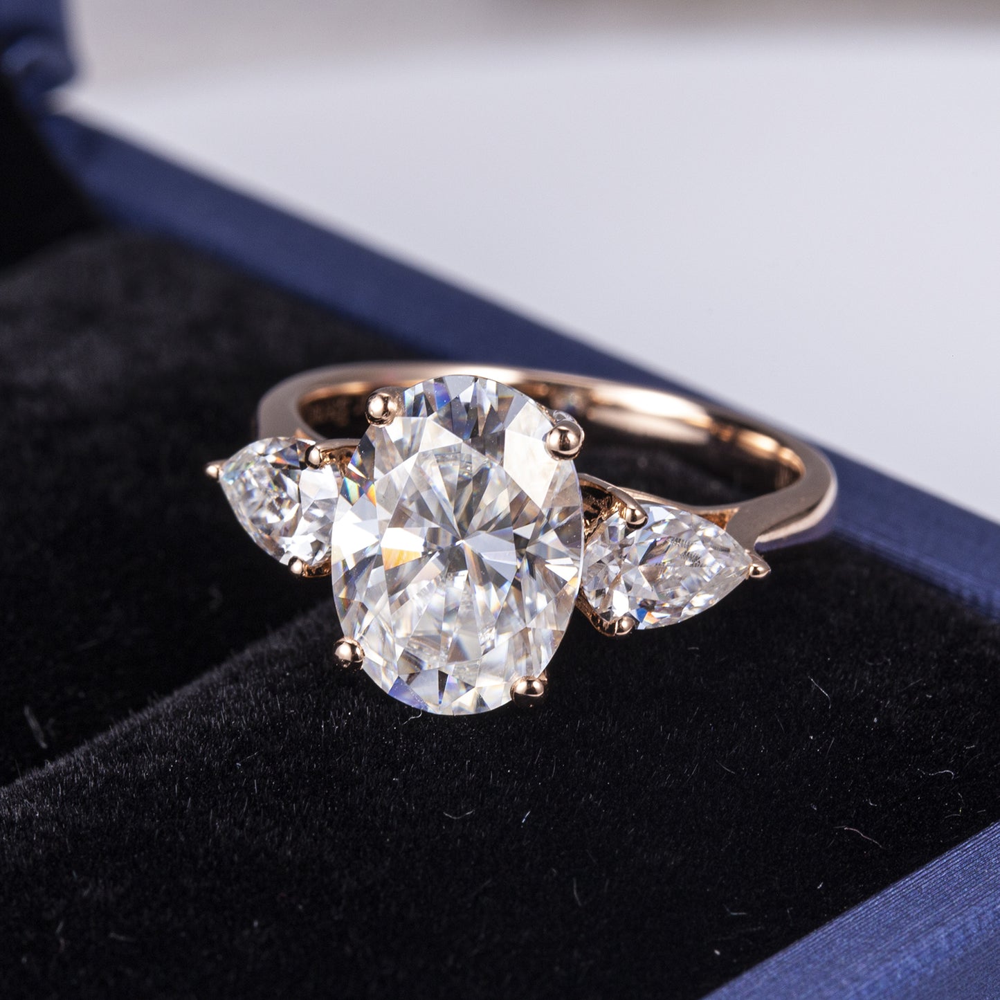 Eco-463: Golden Orbit – Anillo de tres piedras con diamantes ovalados y en forma de pera cultivados en laboratorio en oro amarillo de 18 quilates 