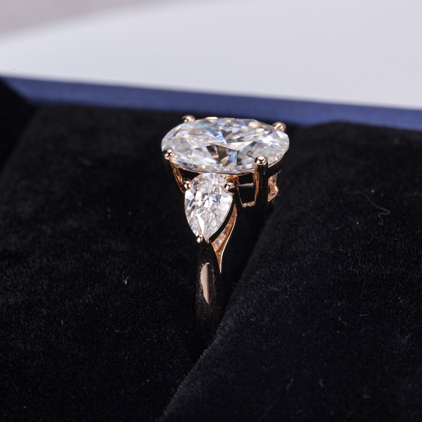 Eco-463: Golden Orbit – Anillo de tres piedras con diamantes ovalados y en forma de pera cultivados en laboratorio en oro amarillo de 18 quilates 